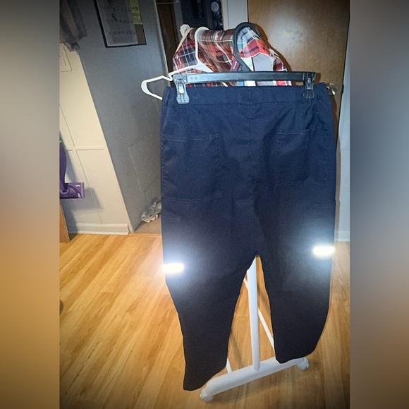 2 pairs of Stan Herman
 (FEDEX) cargo pants brand new
06-R -28 - Picture 9 of 10